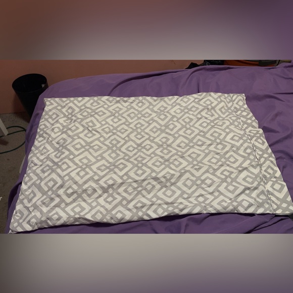 Grey and white pillowcase and sheet - Picture 1 of 4